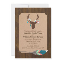 シカの頭部の結婚式招待状が付いている素朴な木