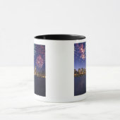 シカゴのスカイライン2上の花火 マグカップ (中央)