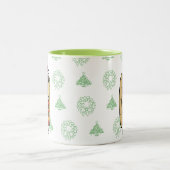 シカゴのスタイルのホットドッグのクリスマスのサンタの帽子 ツートーンマグカップ (中央)