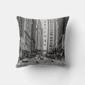 シカゴマディソン通りグレースケール装飾用クッション クッション (裏面)