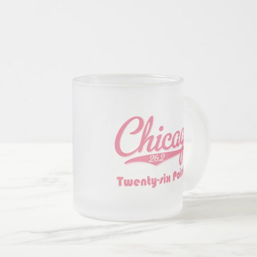 シカゴ26.2のピンクのマラソンの曇らされたガラスのマグ フロストグラスマグカップ (正面右)