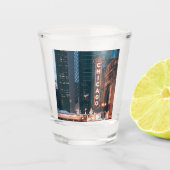 シカゴ・イリノイのネオン・サイン・アット・ナイト ショットグラス (正面)