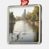 シカゴ、イリノイ、リンカーン・パークのローワーズ メタルオーナメント (左)