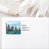 シカゴIL - Sailboat Against Chicago Skyline ラベル (インサイチュ)