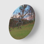 シカ及びピンクの日没の分野 ラウンド壁時計 (傾斜)