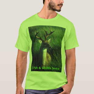 シカ/白によって後につかれる木びき台 Tシャツ
