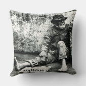 シガー終りの販売人、c 1865年(b/wの写真) クッション (裏面)