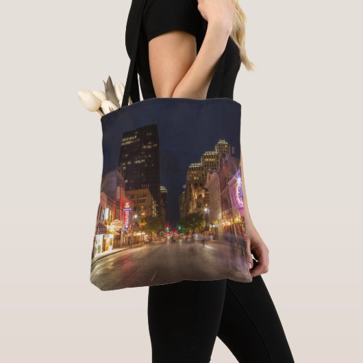 シクス通りアットダスクインダウンタウンオースティンテキサス州 トートバッグ (クローズアップ)