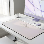シグネチャーエレガントスクリプトモノグラムピンク デスクマット<br><div class="desc">Desk Matはフォントデュオの書モダン道とセリフエレガントフォントを備えている。</div>