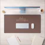シグネチャーエレガントスクリプトモノグラムブラウン デスクマット<br><div class="desc">Desk Matはフォントデュオの書モダン道とセリフエレガントフォントを備えている。</div>