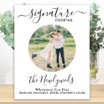 シグネチャーカクテルカスタムフォトズ結婚ドリンクバー ポスター<br><div class="desc">シグネチャードリンク！書道シンプルもエレガント、この特徴的な飲み物バーの看板は、お好みの飲み物と一緒に一つのカクテル「ニューライヴパーソナライズされたッズ」を特徴とする。おカスタマイズ客様のお気に入りの婚約写真やカップルの写真、名前と署名ドリンクとエレガントな結婚式のサイン！ペットカスタマイズのシグネチャードリンクの写真もお気に入りのペット用に結婚も！犬や猫の写真でパーソナライズ。COPYRIGHT © 2020 Judy Burrows,  Black Dog Art - All Rights Reserved.カクテルカスタムフォト結婚ドリンクバーポスター</div>