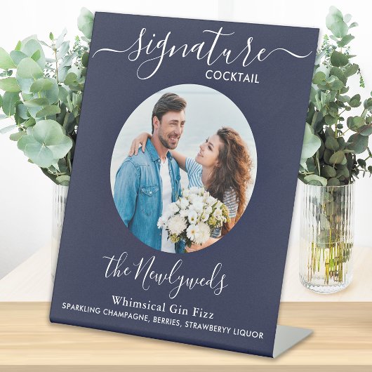 シグネチャーカクテル結婚ドリンクのネイビーブルー写真 台座サイン