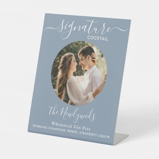 シグネチャーカクテル結婚ドリンクほこりっぽいブルーの写真 台座サイン (正面)