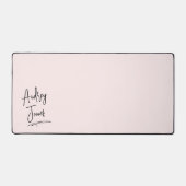シグネチャーガーリースクリプトモノグラムピンク デスクマット (正面)