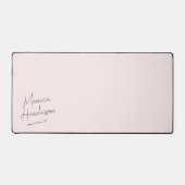 シグネチャーガーリースクリプトモノグラムピンク デスクマット (正面)