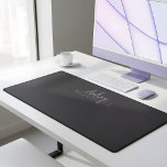 シグネチャースクリプトエレガントモノグラムブラック デスクマット<br><div class="desc">Desk Matはフォントデュオの書モダン道とセリフエレガントフォントを備えている。</div>