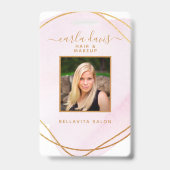 シグネチャースクリプト赤面ピンクウォーター色金ゴールド円 バッジ (Front)