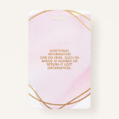 シグネチャースクリプト赤面ピンクウォーター色金ゴールド円 バッジ (裏面)