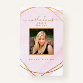 シグネチャースクリプト赤面ピンクウォーター色金ゴールド円 バッジ (正面)