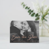 シグネチャー | フェイク ローズゴールド フォト セーブ・ザ・デート 案内ポストカード (スタンド正面)