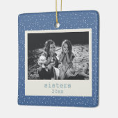 シスターシンプルズモダンブルードッツカスタマイズフォト セラミックオーナメント (左)