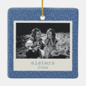 シスターシンプルズモダンブルードッツカスタマイズフォト セラミックオーナメント (裏面)