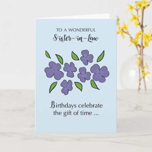 シスター・イン・ロー誕生日と紫の花葉付き カード (黄色い花)