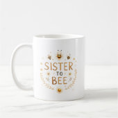 シスター・トゥ・ビー – かわいいビー コーヒーマグカップ (左)