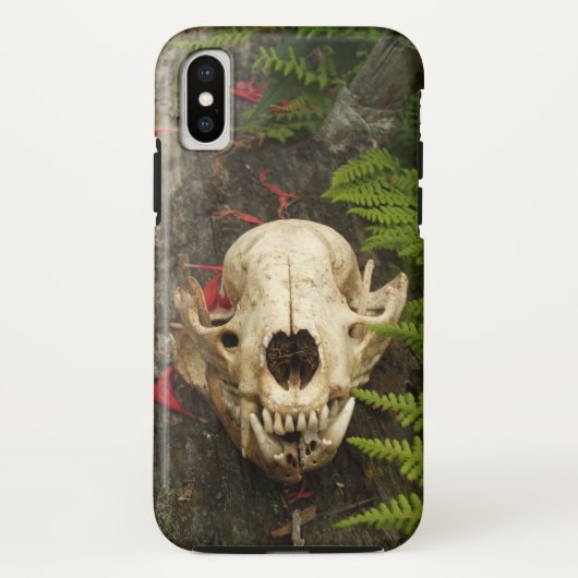 シダと赤い花びらを持つ古い丸太のラクーンスカル Case-Mate iPhoneケース (裏面)