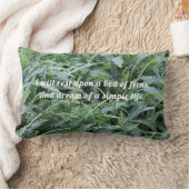 シダの上にある ランバークッション (ブランケット)