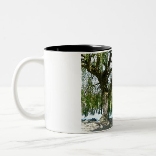 シダレヤナギの木を通した池 ツートーンマグカップ (左)