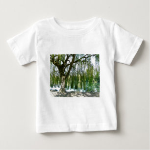 シダレヤナギの木を通した池 ベビーTシャツ