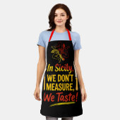 シチリアでは味を測らない！ エプロン (着用した状態)