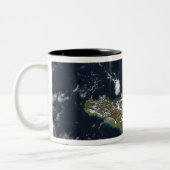 シチリア島のエトナ山の噴火 ツートーンマグカップ (左)