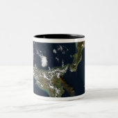 シチリア島のエトナ山の噴火 ツートーンマグカップ (中央)