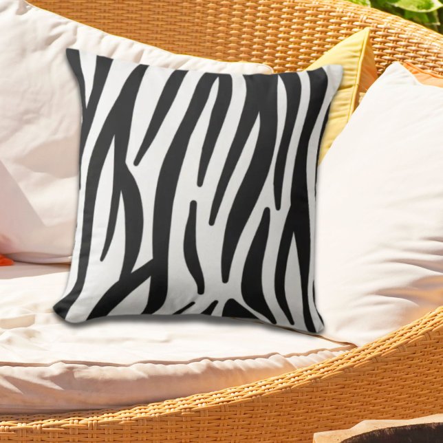 シッガーリークスタイリッシュ白黒ゼブラプリント アウトドアクッション (girly chic stylish black white zebra print outdoor pillow)