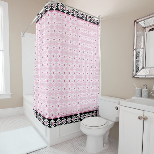 シックかわいらしなピンクと黒のフランスの上に白いデイジー シャワーカーテン (インサイチュ)