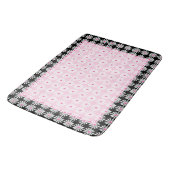 シックかわいらしなピンクと黒のフランスの上に白いデイジー バスマット (アングル)