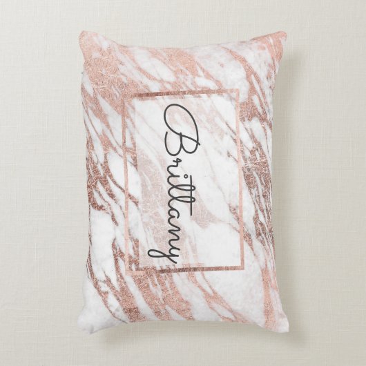 シックでエレガントで白いおよびばら色の金ゴールドの大理石のモノグラム アクセントクッション (正面(垂直))