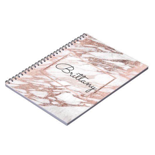 シックでエレガントで白いおよびばら色の金ゴールドの大理石のモノグラム ノートブック (左側)