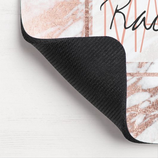 シックでエレガントで白いおよびばら色の金ゴールドの大理石のモノグラム マウスパッド (コーナー)