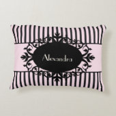 シックでエレガントで黒く、ピンクの華美なパリのストライプ アクセントクッション (裏面)