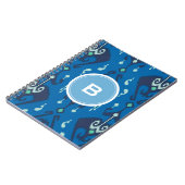 シックでモダンで青いイカット種族パターンモノグラム ノートブック (左側)