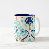 シックでモダンなティール(緑がかった色)の濃紺のイカットの種族パターン ツートーンマグカップ (正面右)