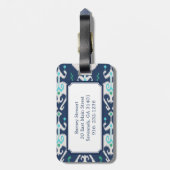 シックでモダンなティール（緑がかった色）の濃紺のイカットの種族パターン ラゲッジタグ (裏面縦)