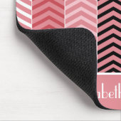 シックでモダンなピンクのシェブロンは名前と縞で飾ります マウスパッド (コーナー)