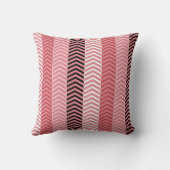 シックでモダンなピンクの雑色のシェブロンは縞で飾ります クッション (裏面)