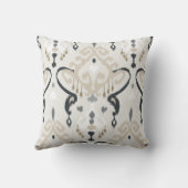 シックでモダンなベージュ白黒のイカットの種族パターン クッション (裏面)
