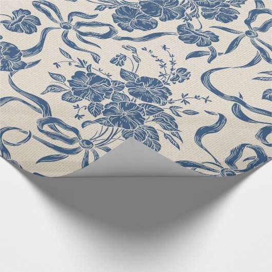 シックでモダンなヴィンテージのアイボリーの濃紺の花柄パターン ラッピングペーパー (角)