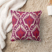 シックで多彩な赤いおよび紫色のイカット種族パターン クッション (ブランケット)